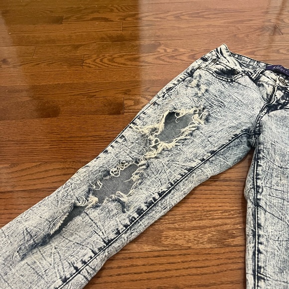 Miley cyrus max azria ripped jeans - Picture 3 of 3